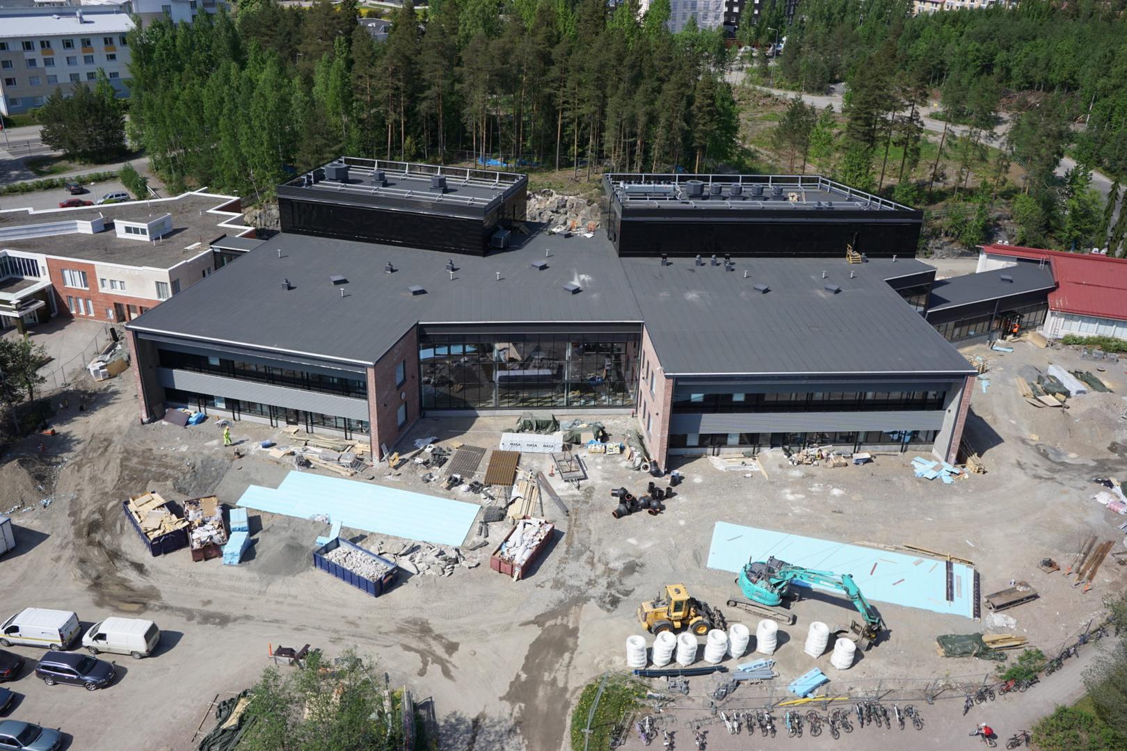 Kuokkalan koulukeskus, rakentajana Rakennusliike Lipsanen Oy