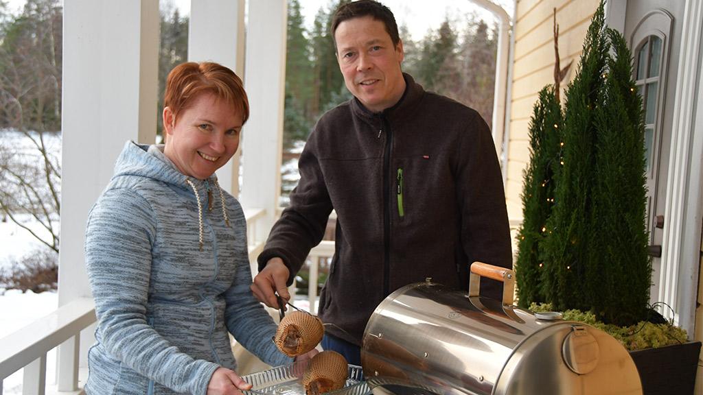 Hanhifarmi, Virpi ja Antti Rantalainen testailevat parhaillaan hanhifileen savustusta Opa Muurikka Oy:n uudella savustuslaitteella.