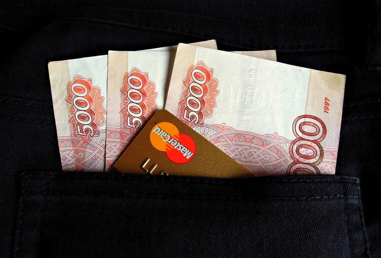 Venäjän verkkokauppa, kuvituskuva, jossa ruplia ja luottokortti
