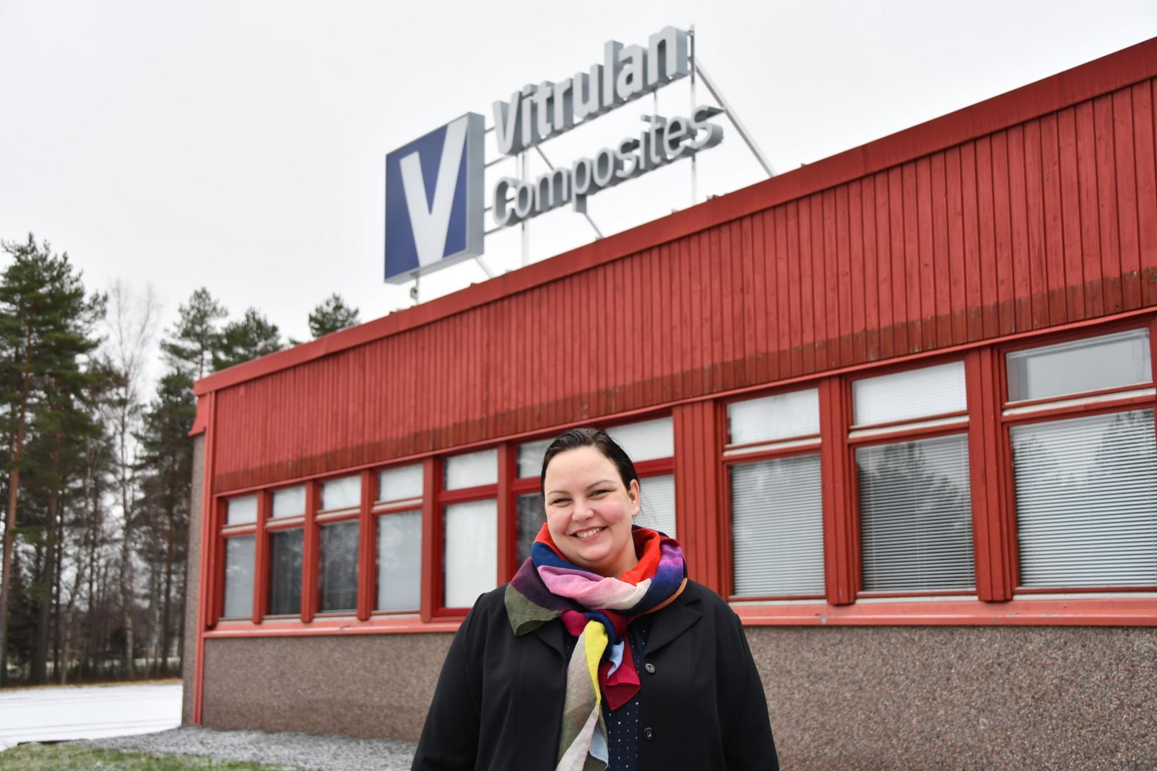 Kuvassa Vitrulan Composites Oy:n Mikkelin tehtaanjohtaja Sanna Hämäläinen