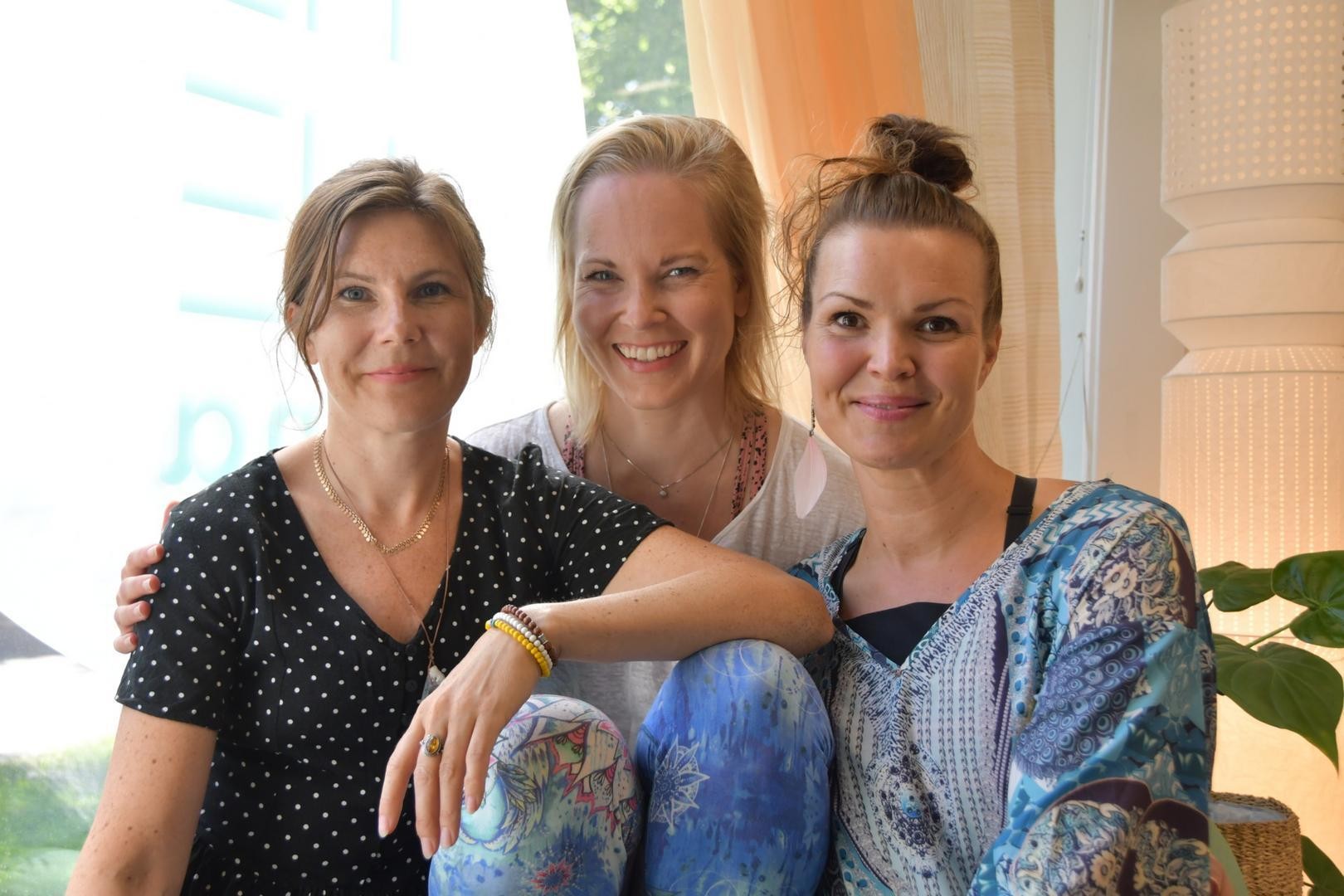 HeWennan yrittäjät Anna-Katri Vaara (vasemmalla), Henna Hautamäki ja Susanna Jordan