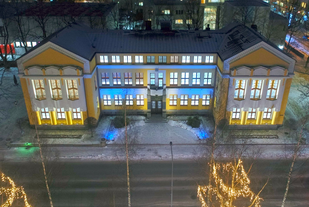 Mikkelin kaupungintalo valaistuna