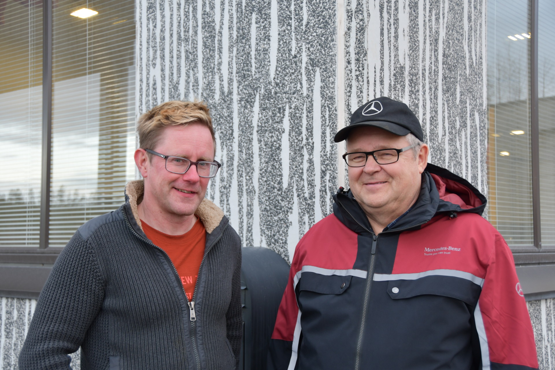 Kuvassa vasemmalla tehtaanjohtaja Janne Vilven ja oikealla teollisuusneuvos Timo Suutarinen