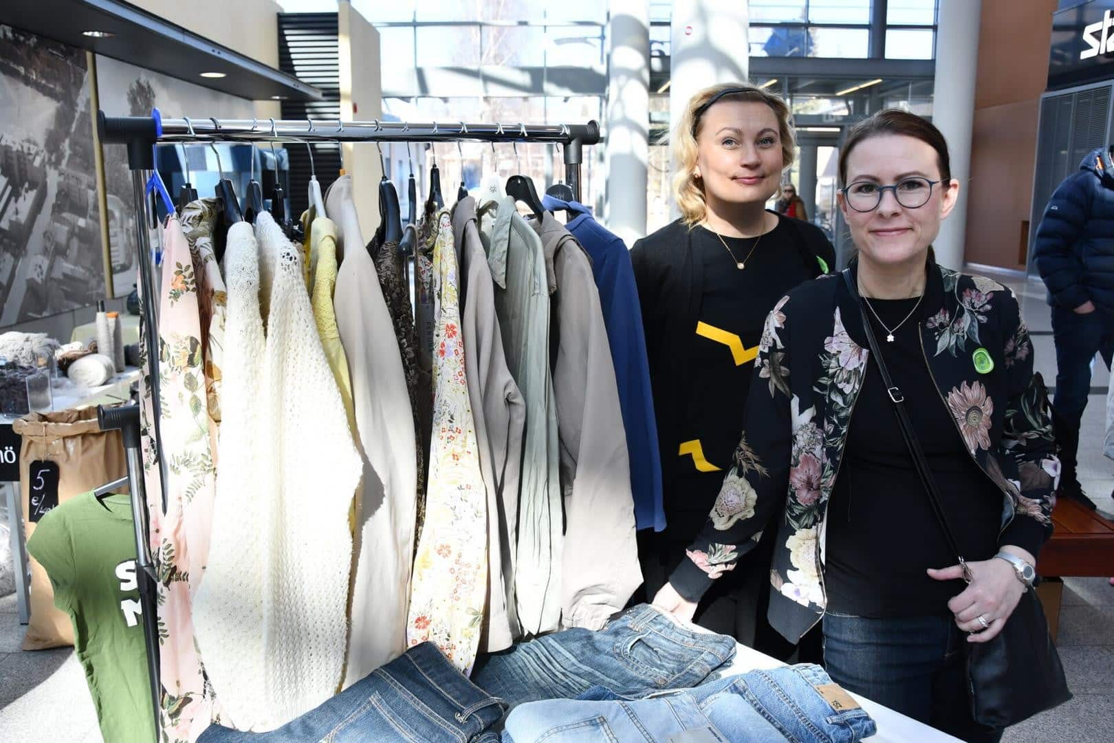 Kiertotalousasiantuntija Johanna Järvinen ja projetkitutkija Miia Sourander kierrätysvaaterekin vieressä