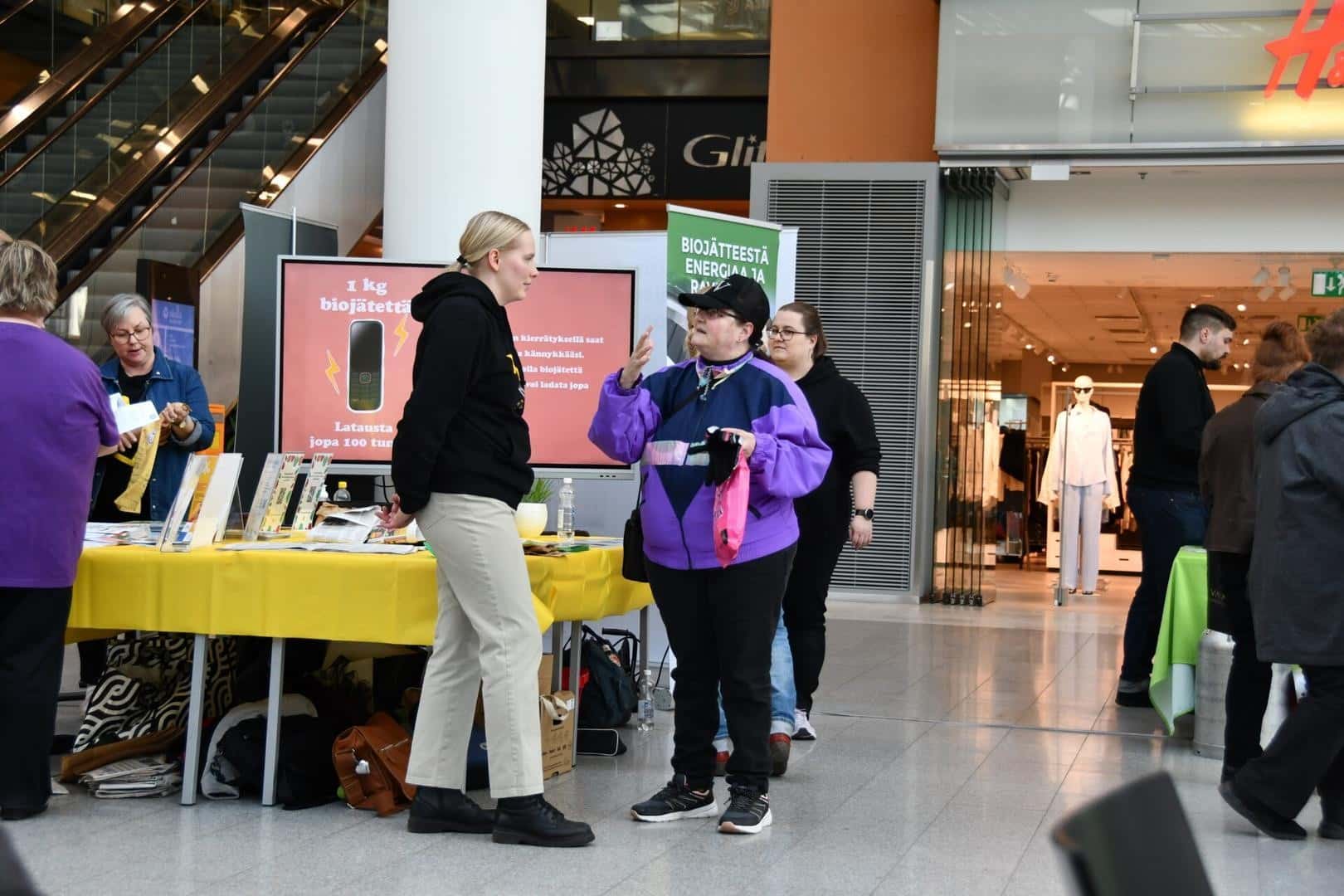 Biovirtaa -hankkeen piste ja yleisöä sen edustalla.