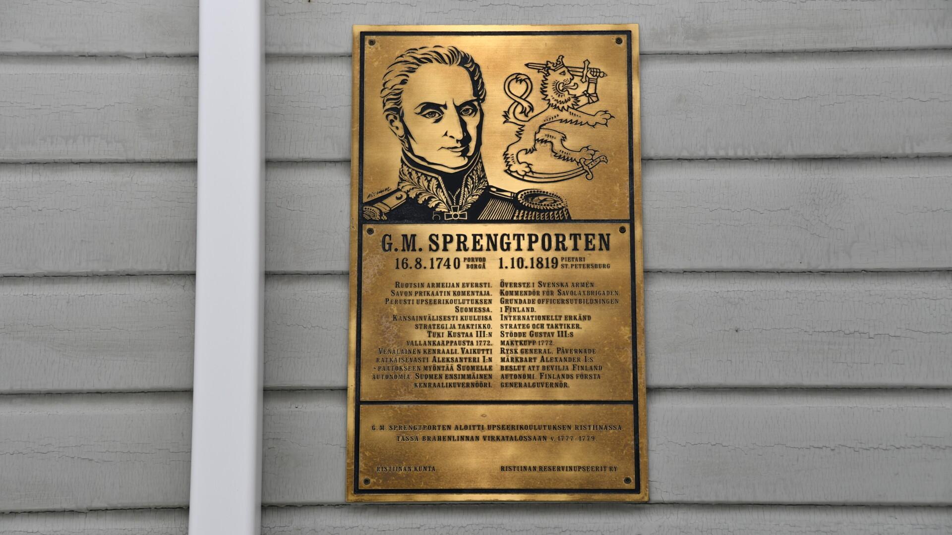 Suomalaisen upseerikoulutuksen aloittanut Sprengtporten tervehtii rakennuksen ulkoseinän laatassa.
