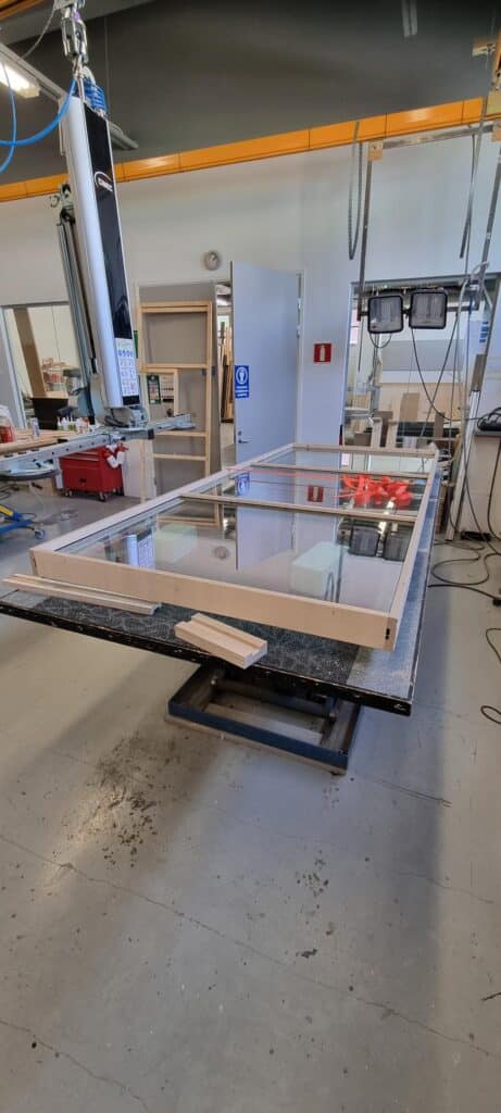 Kuvassa puretuista ikkunalaseista rakennettu uusi lasiväliseinäelementti.