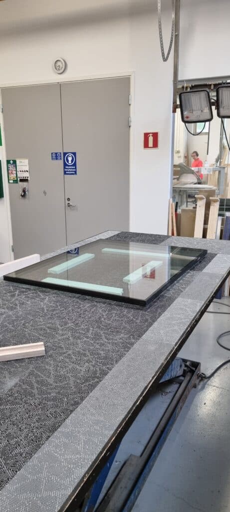 Kuva ikkunalasista työpöydällä.