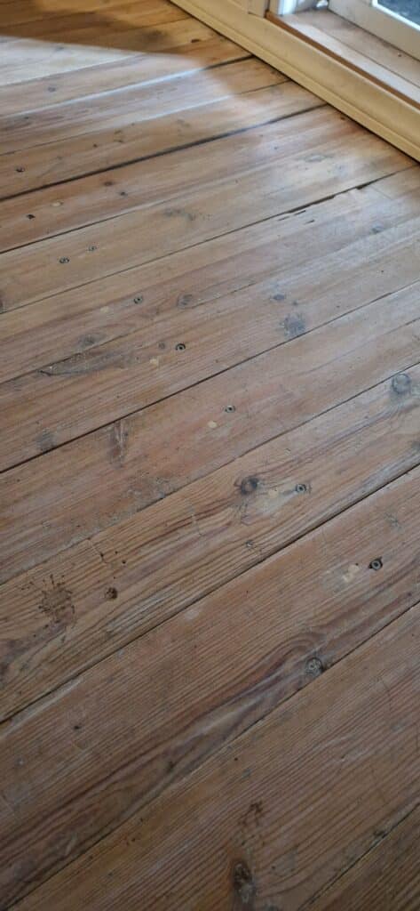 Lähikuva vanhasta lattialaudoituksesta hionnan ja vahauksen jälkeen.