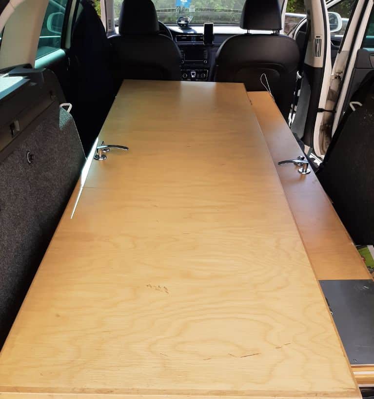 Koulurakennuksesta irrotetut väliovet karmeineen pakattuna auton kyytiin.