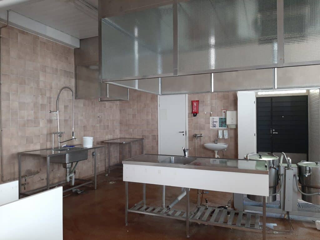 Kuvassa vaalea 1990-luvun koulun keittiö rosterisine työskentelytasoineen.