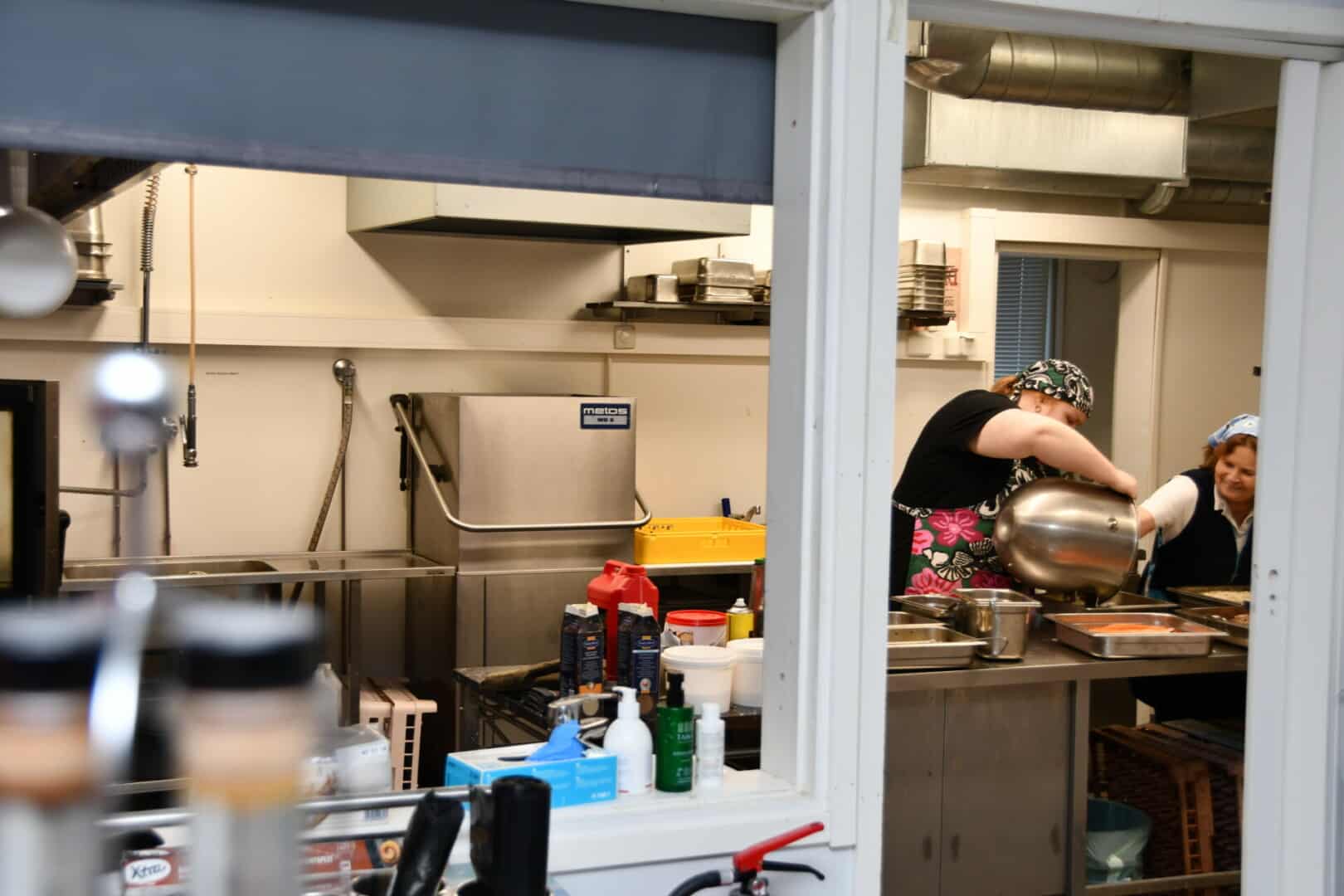 Kokit työskentelevät teollisuuskeittiössä.