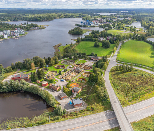 Näkymä ilmasta maa-alueeseen, etualalla maantie, taustalla järvimaisema