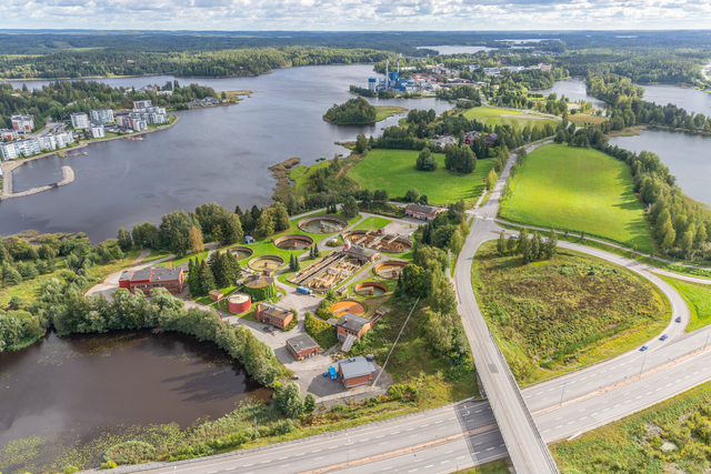 Näkymä ilmasta maa-alueeseen, etualalla maantie, taustalla järvimaisema