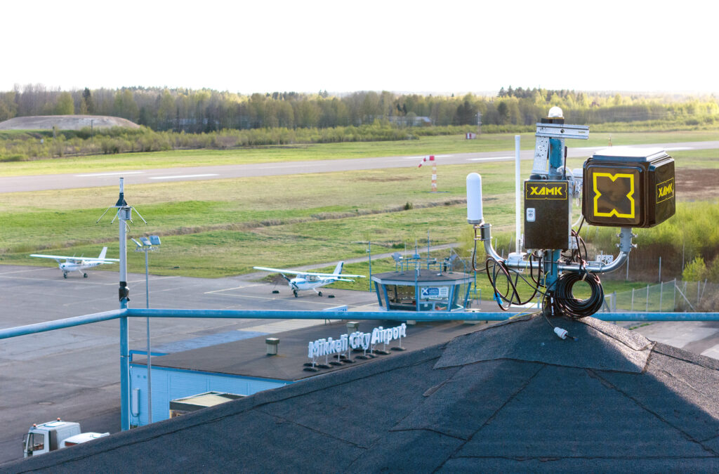 Rakennuksen katolla on teknisen näköinen laite.
