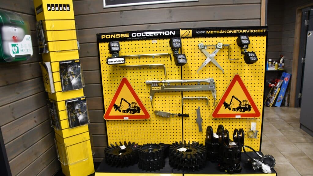 Kuva Ponssen myymälästä, jossa on seinätelineessa myynnissä varaosia