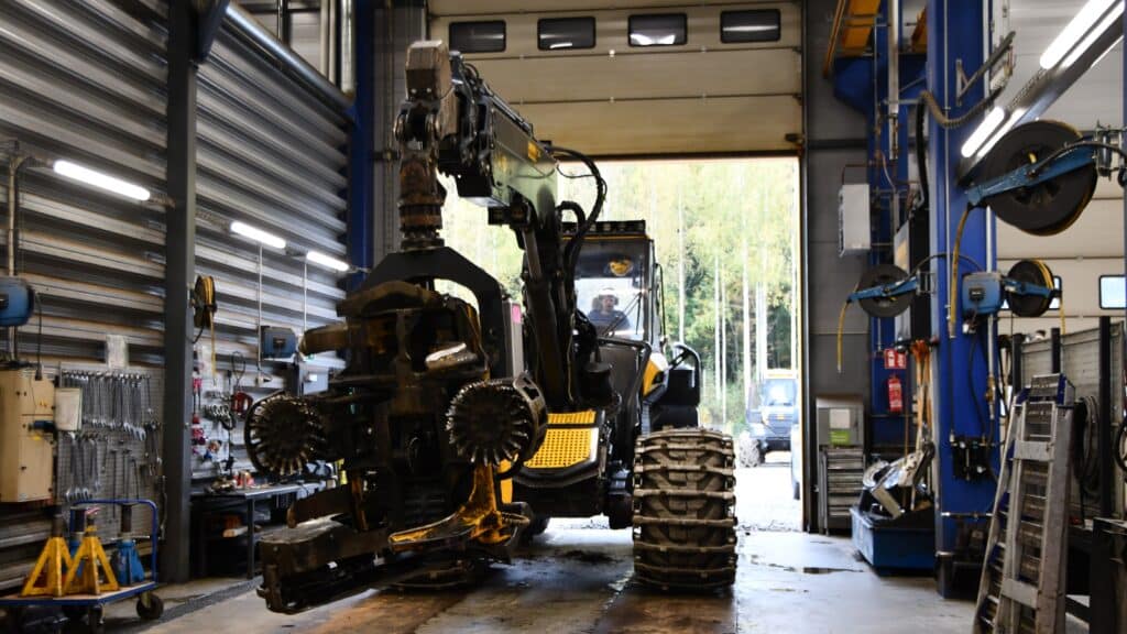 Ponssen metsäkone huoltohallissa