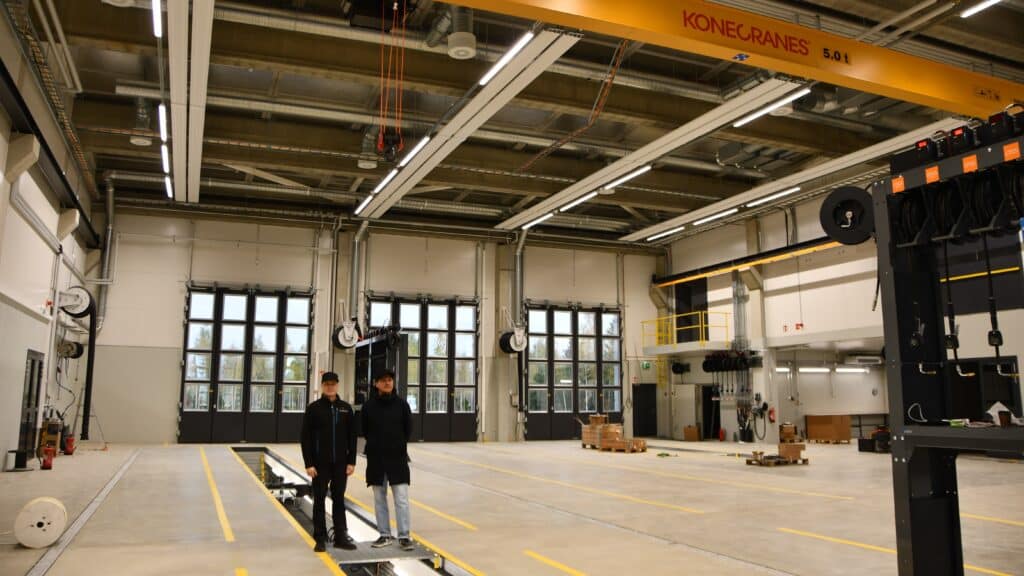 Raskaankaluston uusi halli isoilla nosto-ovilla