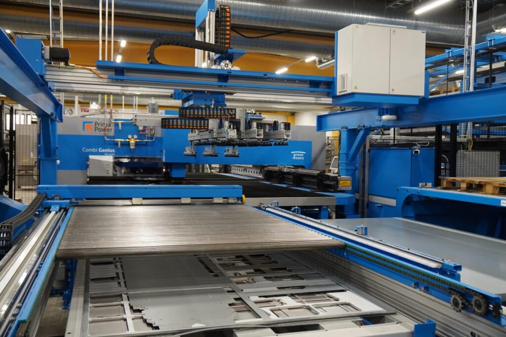 Sinisen ja metallin värinen teollisuuskone