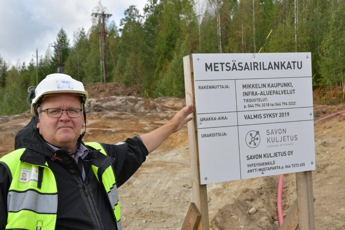 Metsäsairilankadun tiestöä rakennetaan tänä vuonna noin 1,2 miljoonalla eurolla, yhdyskuntatekniikan insinööri Pekka Kammonen kertoo.