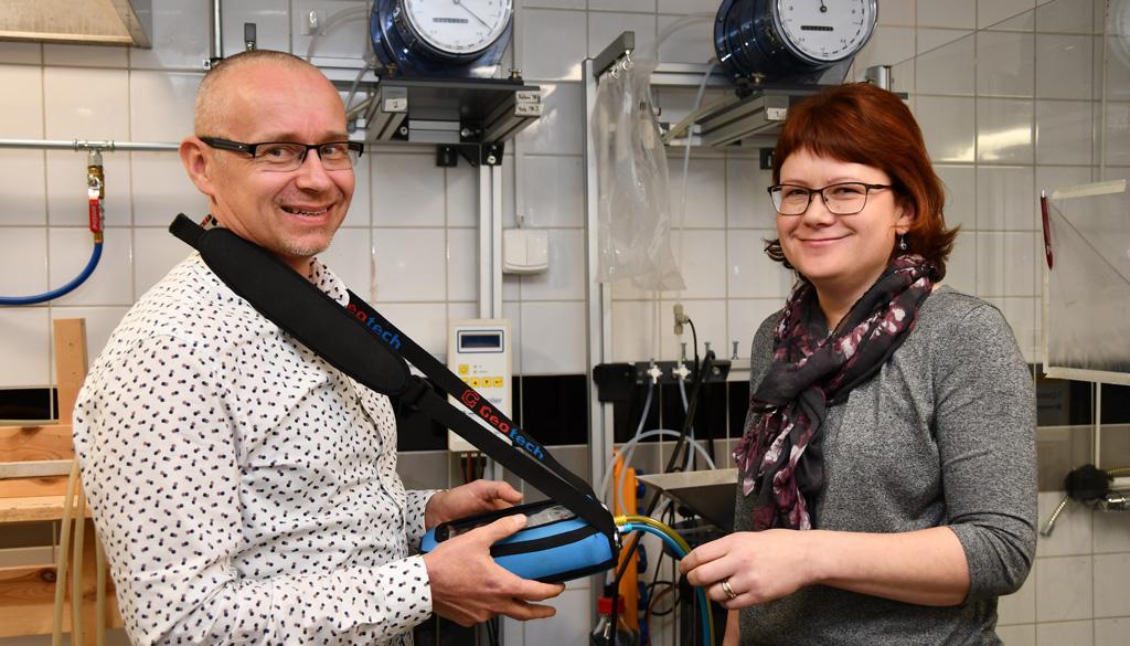 Arto Sormunen ja Hanne Seppänen XAMK:n Ympäristöteknologian laboratoriossa