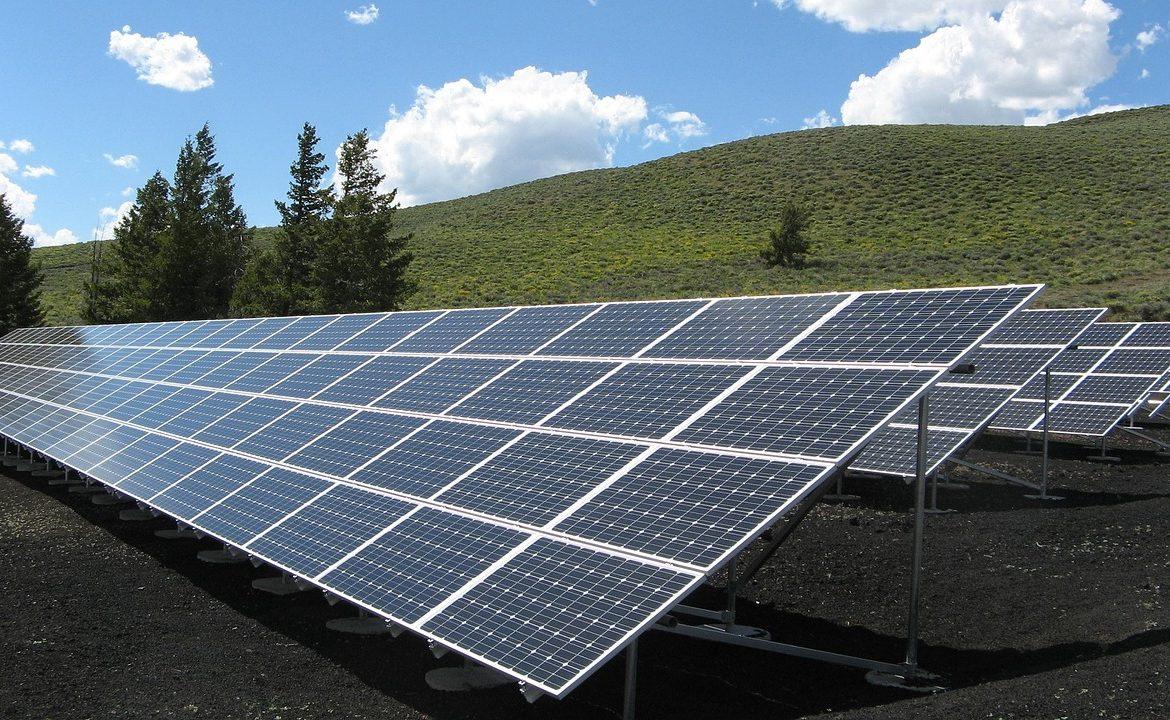 Green ReMark - aurinkopaneeleja niityllä